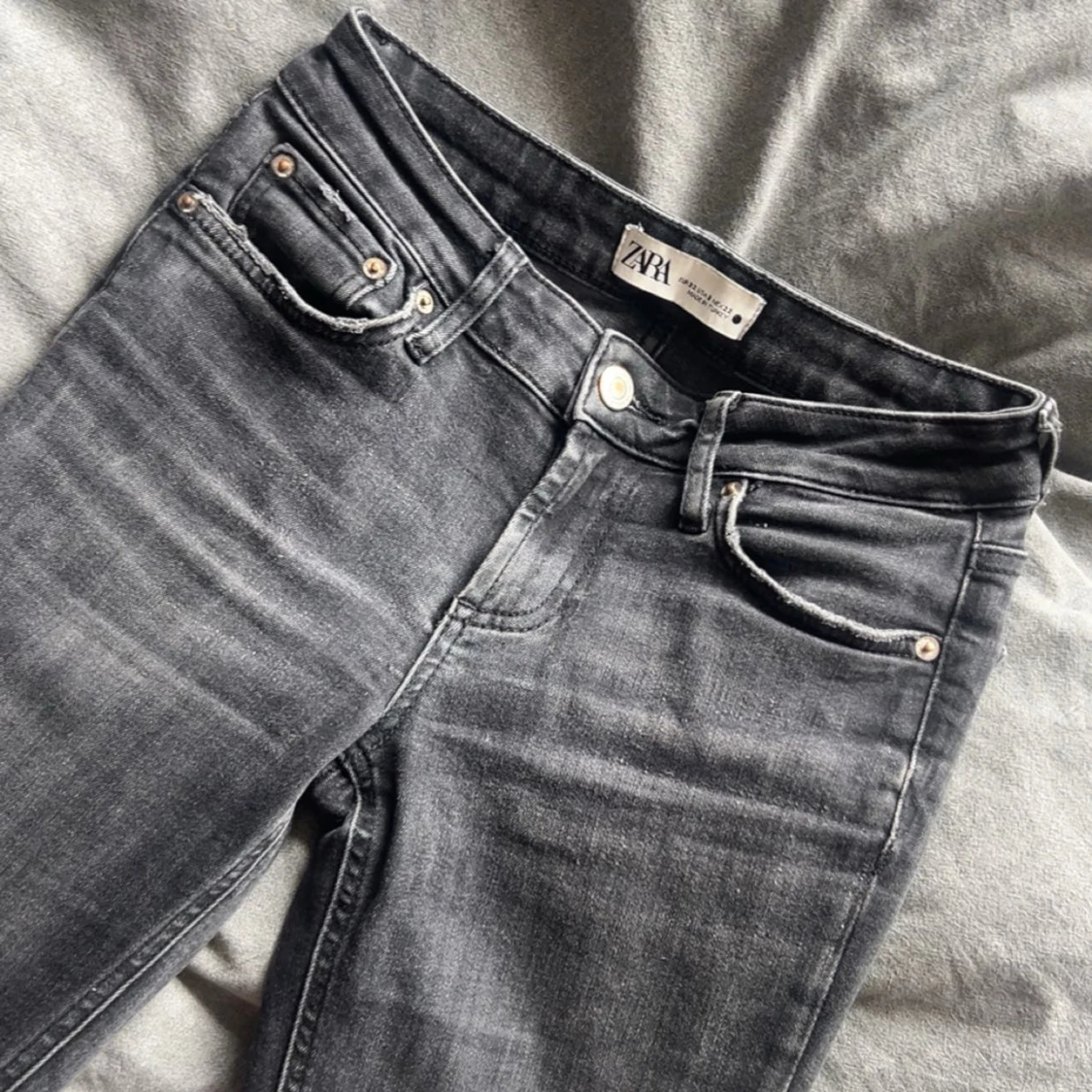 Grå bootcut jeans från Zara - 2