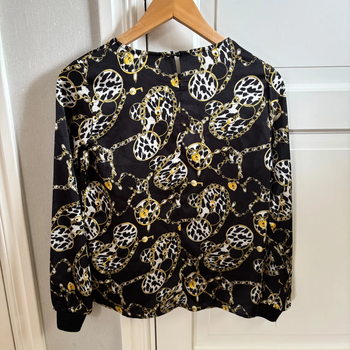 Svart blus med kedje- och leopardmönster - 1