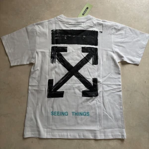 Vit T-shirt  - Helt ny kommer bra packad