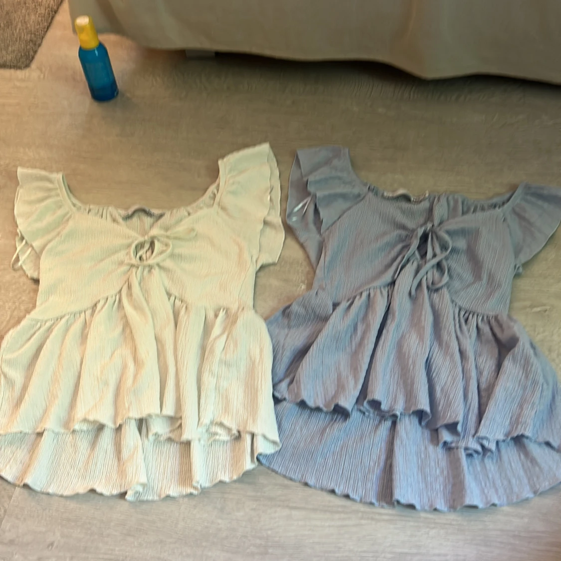 Två volangtröjor från 157