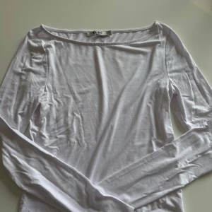 Vit långärmad topp från NA-KD - Enkel och stilren vit långärmad topp från NA-KD. Toppen är använd ett antal gånger men har inga defekter! Skulle man önska fler bilder på plagget så går det att lösa! <3