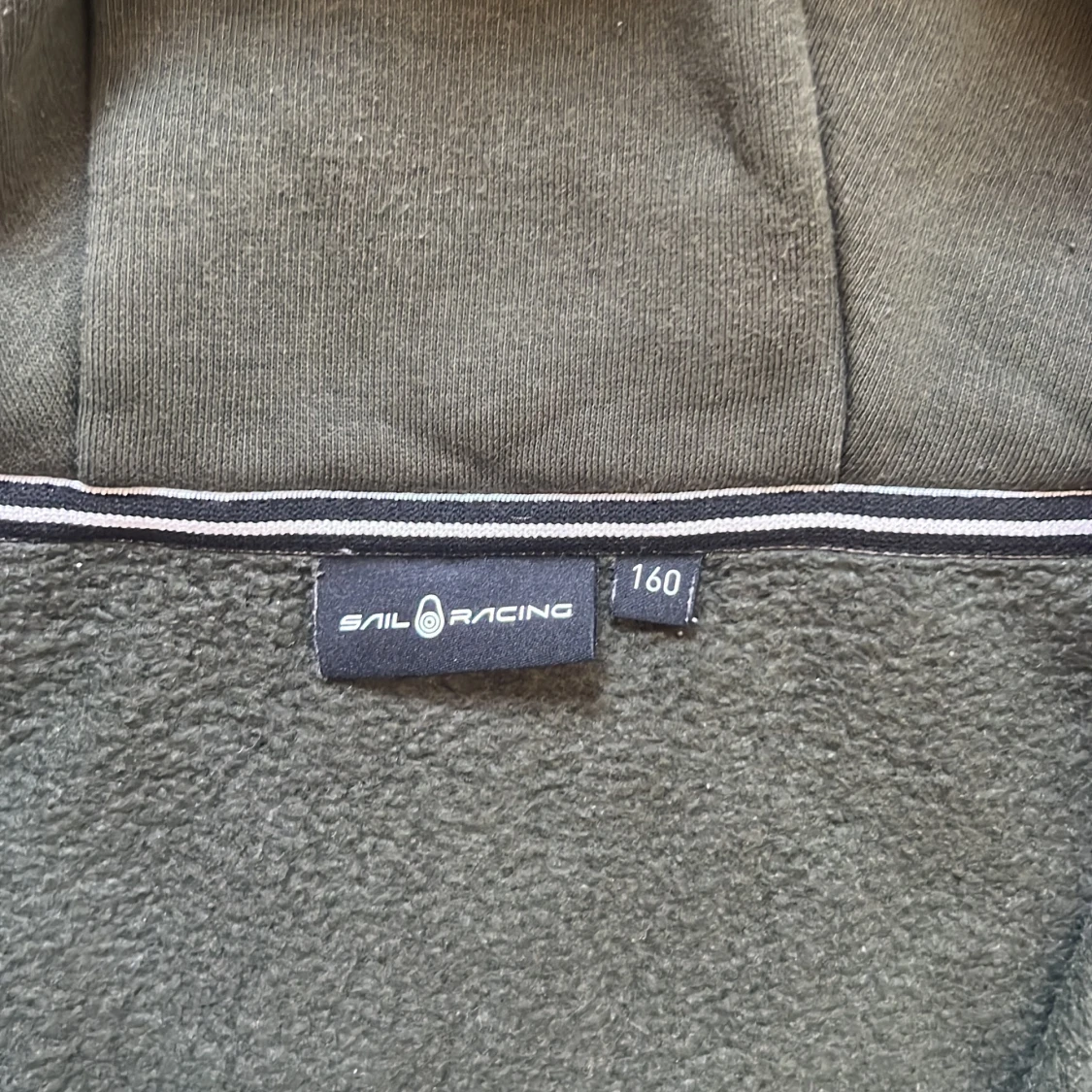 Olivgrön hoodie från Sail Racing - 2