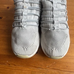Grå Sneakers, storlek 37 - Bekväma grå sneakers. Perfekt för vardagsbruk eller lättare träning. Skorna har en flexibel design och är lätta att ta på och av.