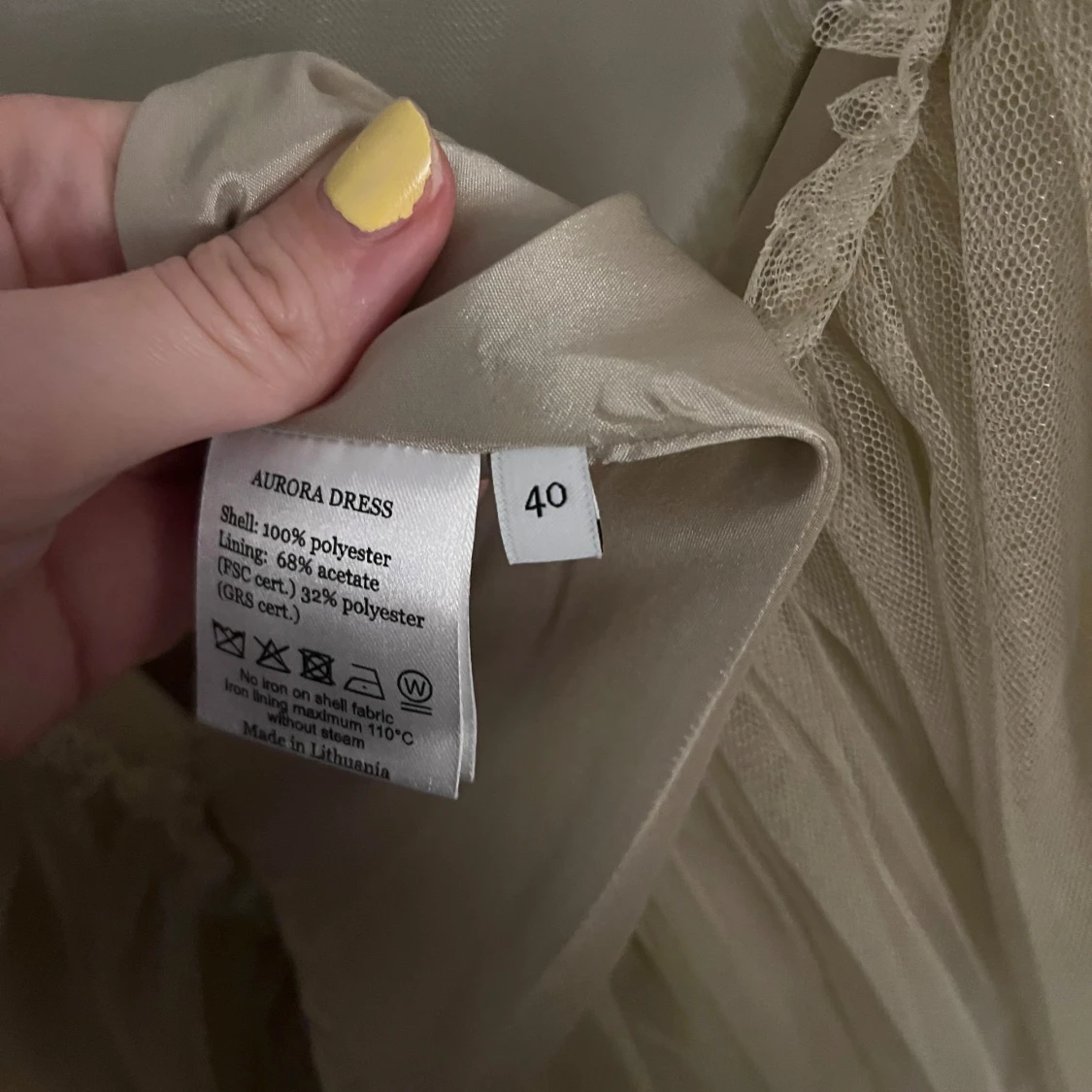 Champagnefärgad volangklänning Ida Sjöstedt - 3