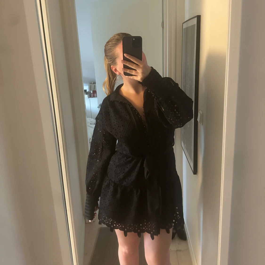 Svart kort klänning med knytband - 1