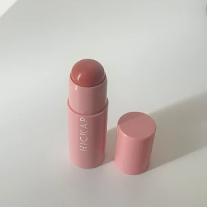 Hickap blush stick - Hickap blush stick i färgen vintage rose, säljer då jag köpte fel färg. Har aldrig använts🤍