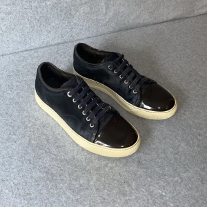Lanvin cap toe - Lanvin Cap Toe sneaker | Väldigt snygga | Skorna är använda och har några vanliga tecken på de men dem har kvar att ge, jag bytte ut innersulan mot en skönare. | Pris går att diskutera vid snabb affär | Fraktas samma dag 🚚📦| Kontakta privat vid fler frågor eller funderingar ✔️