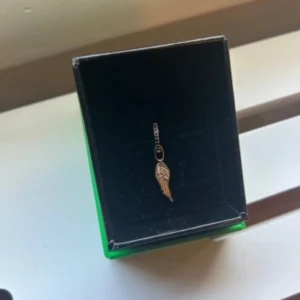 Ving örhänge från L8hasselblad - Säljer nu mitt snygga L8 Hasselblad örhänge. Köpte den men ångrade mig men fick inte lämna tillbaka på grund av deras policy. Aldrig använt, nypris 550kr! Pris går att diskutera men som sagt aldirg använt den! Kommer i original grön ask. 