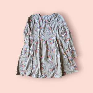 Unicornklänning från H&M - Supergullig  klänning från H&M med färgglatt enhörningsmönster och små hjärtan. Klänningen har lång ärm och en snurrig kjol, perfekt för dig som älskar unicorns och vill sticka ut lite extra. Mjuk och skön i bomull.