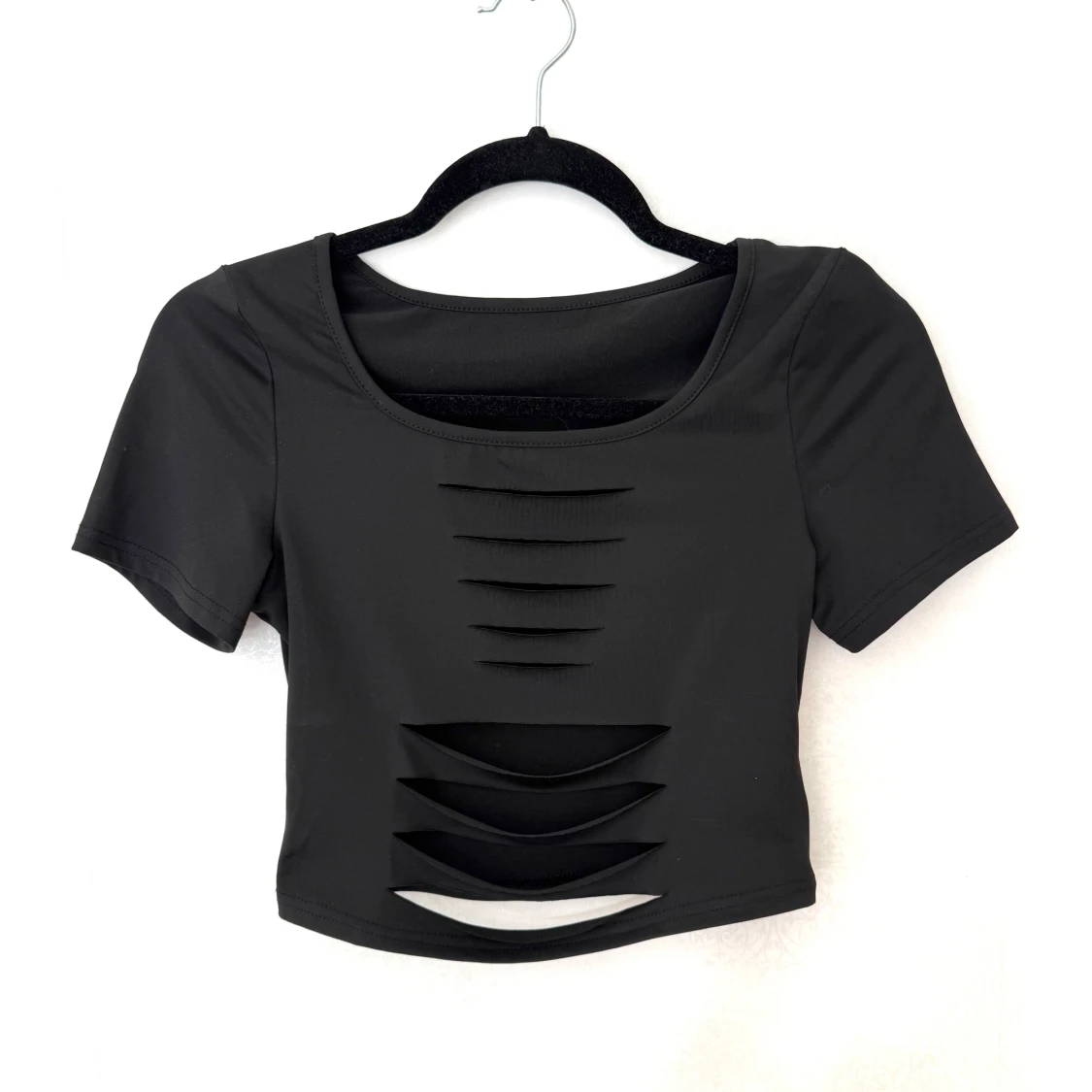 Svart croppad topp med slits