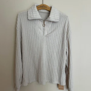 Tröja  - Helt oanvänd. Mer beige i verkligheten