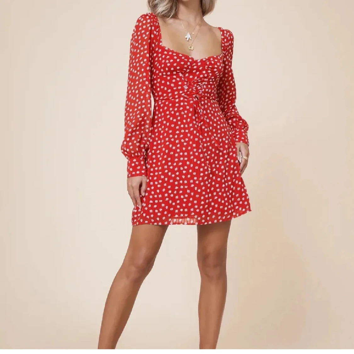 Röd klänning med vita blommor från Adoore  - 2