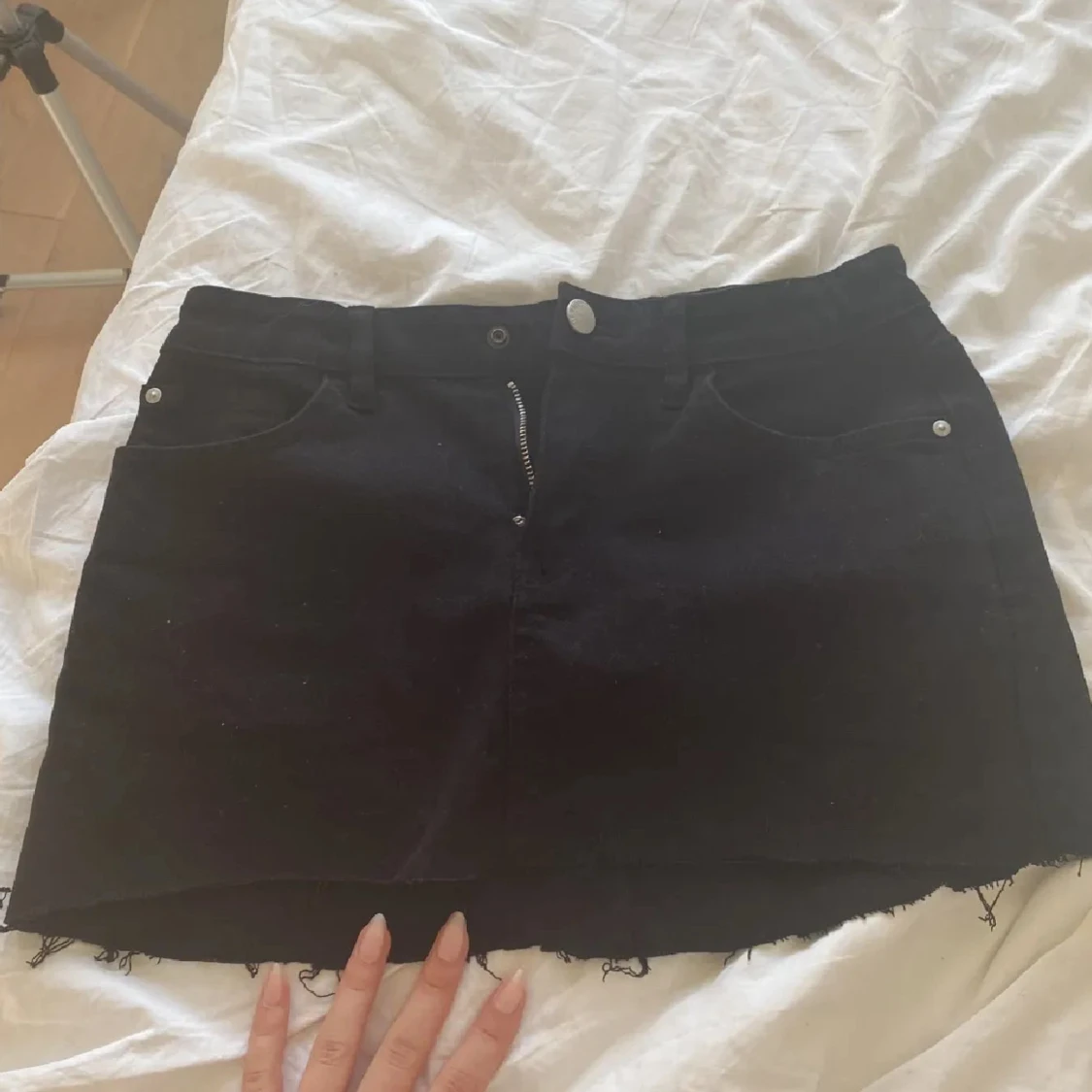 Svart jeanskjol med rå kant