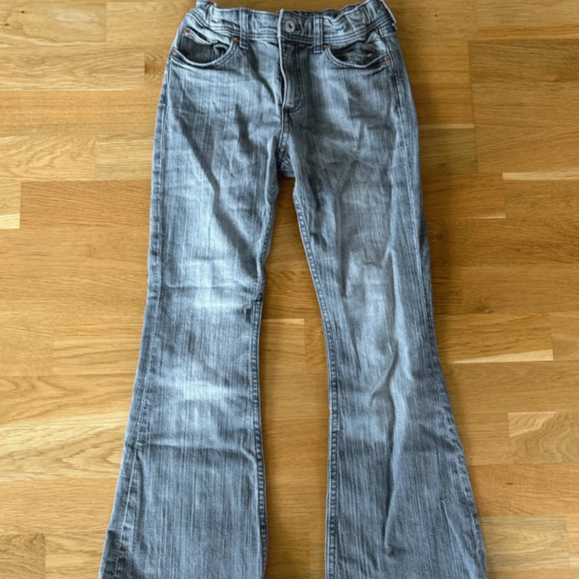 Grå bootcut jeans med broderade fickor