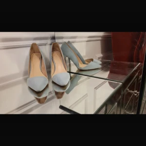 Ljusblå mocka pumps med klack - Snygga ljusblå pumps i mocka med spetsig tå och hög klack. Skorna har en elegant och stilren design som ger en trendig look. Perfekta för dig som vill sticka ut med en cool färg och klassisk form.