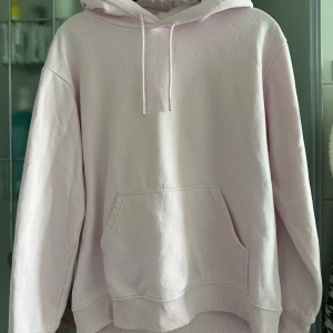Ljusrosa hoodie  - Inga skavanker på den och använd ca 2 gånger.