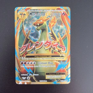 M Charizard EX - Samlarkort med den mäktiga M Charizard EX! Perfekt för Pokémon-fans och samlare som vill ha en cool och färgstark kort i sin samling. Kortet har 220 HP och en stark attack, Crimson Dive. Ett måste för dig som älskar Pokémon!