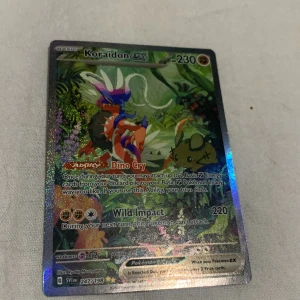 KORAIDON EX  - Koraidon Ex, packad från ett scarlett & violet pack, läggs ut för 150kr men tar gärna imot prisförslag. Skickar med lite extra kort från diverse olika boosterpack på köpet! 😉 Perfekt för samlare och Pokémonfantaster! 