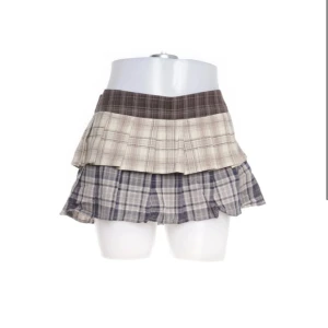 Rutig minikjol från Edikted - Superfin kort rutig kjol från Edikted med flera lager. Kort men med inbyggda shorts, perfekt för festivaler i sommar ✨