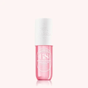 Sol de Janeiro Brazilian Crush 68 - En superfräsch face mist från Sol de Janeiro i en snygg rosa flaska med vit kork. Doften är inspirerad av brasiliansk jasmin och rosa drakfrukt. Perfekt att spraya för en uppfriskande känsla och glow.