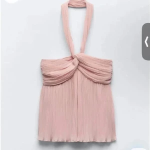 Rosa halterneckstopp - Säljer en rosa halterneck topp med luftig passform, perfekt för varma dagar.💗 skriv privat vid frågor/bilder💗