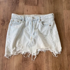 H&M jeanskjol - Skit snygg H&M jeanskjol i strl XS, ljusblå färg ❤️