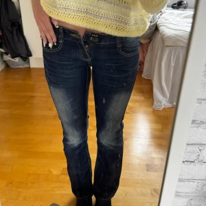 Mörkblå bootcut jeans från M.O.D - Supersnygga mörkblå jeans från M.O.D med bootcut passform och låg midja!! Köpte dem själv second hand för 450kr men som ni ser är dem för små och därför säljer jag dem nu🩷Dem går ner till hälen på mig som är 170cm, midjemåttet är 36 och grenen är 17 cm. (jag har hund i huset ifall ni är päls känsliga)🐕 