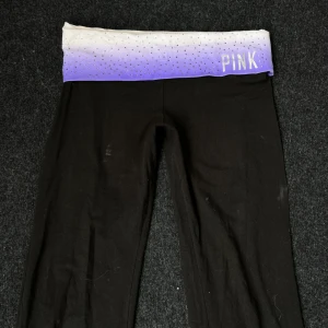 Fold over Yoga pants - Supersnygga fold over yoga pants i mycket bra skick! De är lite smutsiga men inga andra defekter!😇 De är 78cm innerben, 86cm ytterben💓