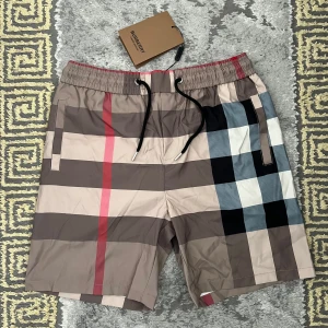 Burberry Shorts - Burberry shorts i klassiskt rutmönster. Stilrena, bekväma och perfekta för sommaren. Aldrig använda och i brilliant skick. Fraktas inom 24 timmar efter köp!