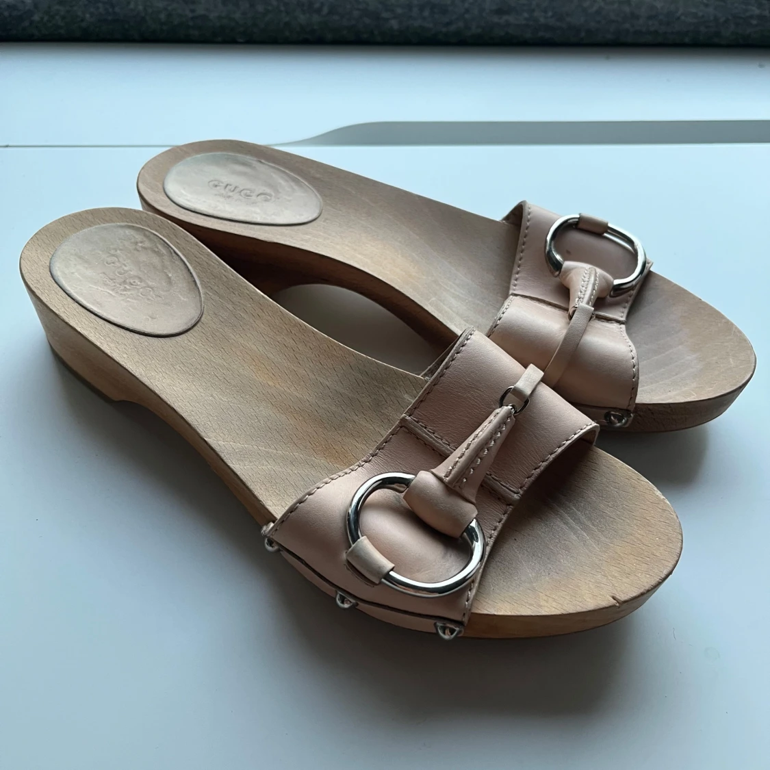 Beige träklackade sandaler från Gucci