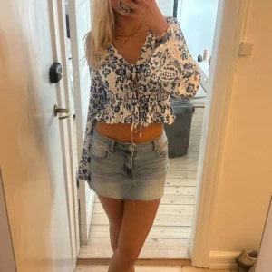 Jeanskjol från Levis - Säljer då jag behöver rensa! Storlek 34 från Levis i nyskick, nypris 800 säljer för 400. 💕