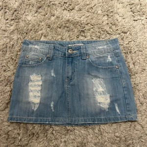 Lågmidjad jeanskjol - Jättesnygg kjol och alla måtten finns bland bilderna