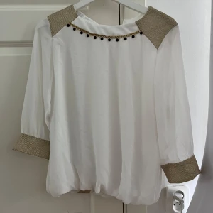 Vit blus med guldiga detaljer Miss Rose - Säljer denna tröja i storlek L💕jättefina detaljer