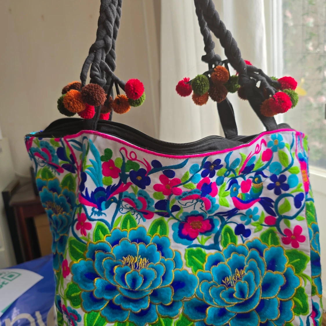 Färgglad blommig handväska med broderi