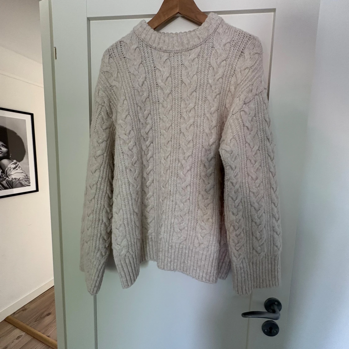 Beige kabelstickad tröja - 1