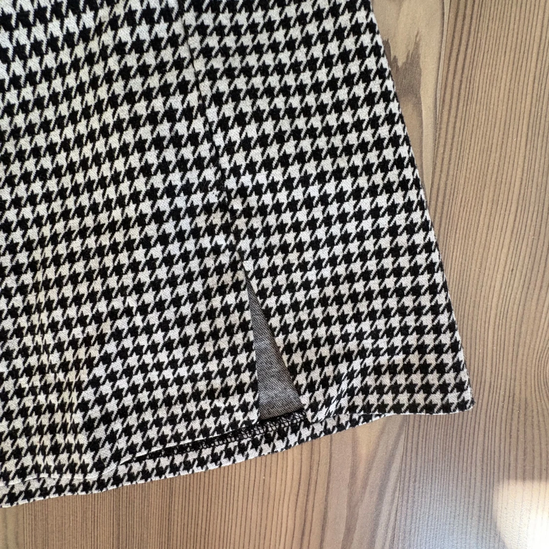 Svartvit rutig kortkjol med slits - 2