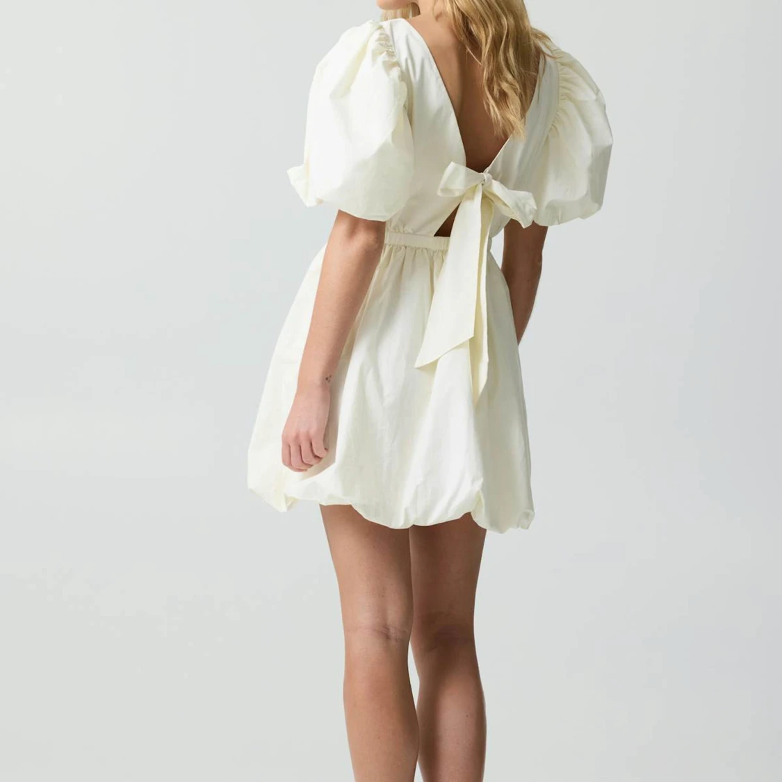 Ljusgul kort klänning med puffärm och rosett - 2