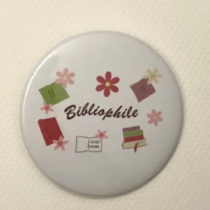 Pin Bibliophile Badge Böcker boknörd - En fin pin med texten ”Bibliophile” och böcker på. Ca 4,4 cm i diameter. Perfekt för bokälskaren 📚💕