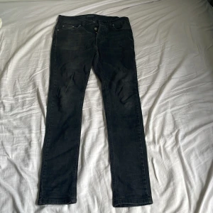 Svarta jeans från The Blue Uniform - Snygga svarta jeans från The Blue Uniform, modell Cricket. Slim fit passform. Nypris ca:1200kr. Väldigt fin skick och väldigt sköna. Storlek 30-32