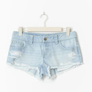 Ljusblå jeansshorts  - Snygga ljusblå jeansshorts från gina 14+ i storlek M. Helt slutsålda på hemsidan. med prislapp och aldrig använda. tycker de är som en s