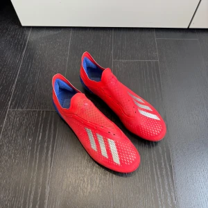 Adidas x18.1 - Säljer minda adidas x18.1. De är i väldigt bra skick. Nypris 2600kr
