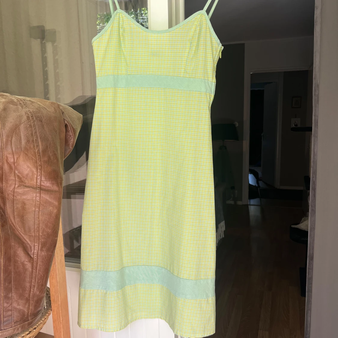 Gulrutigt sommarklänning med smala band