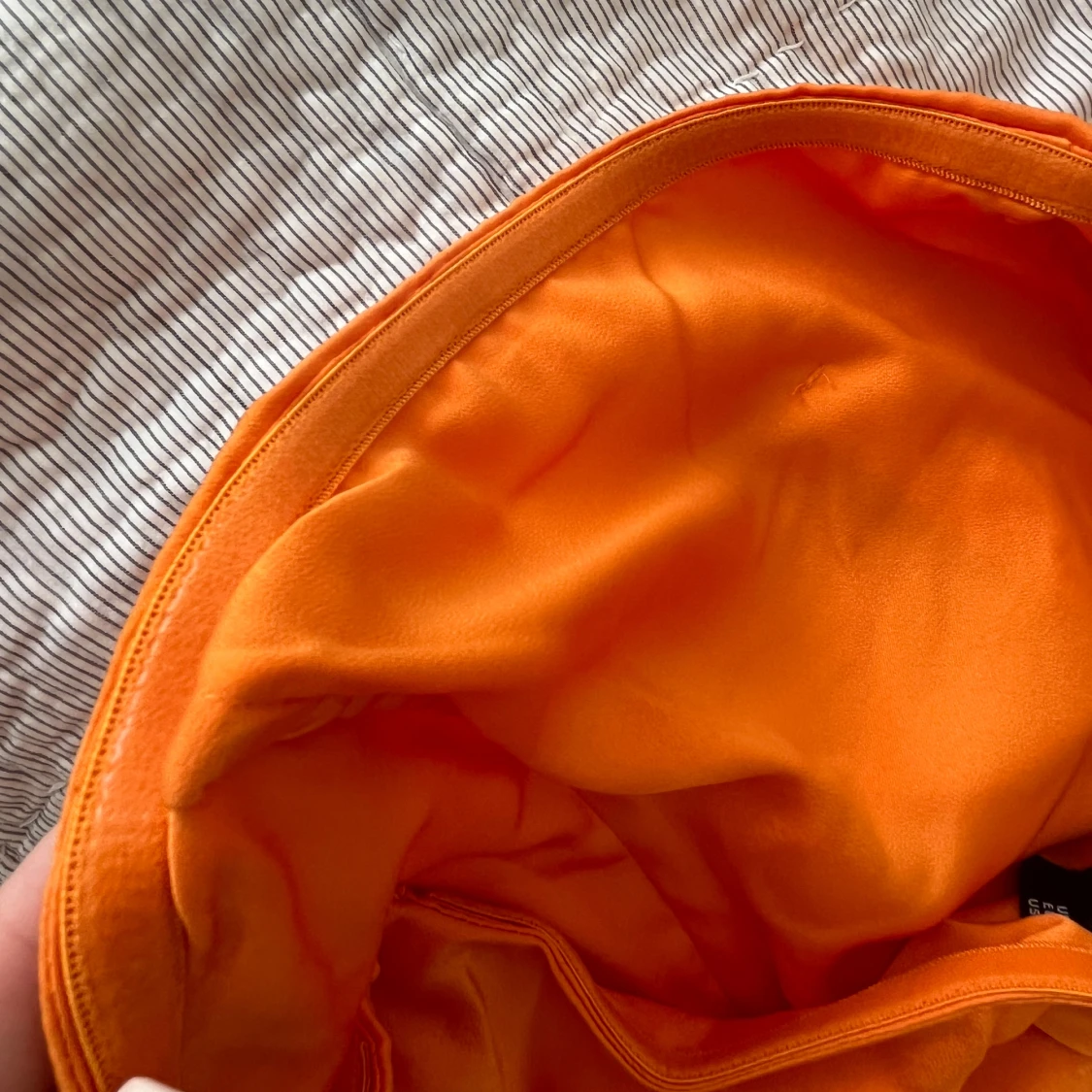 Orange axelbandslös miniklänning i satin - 2