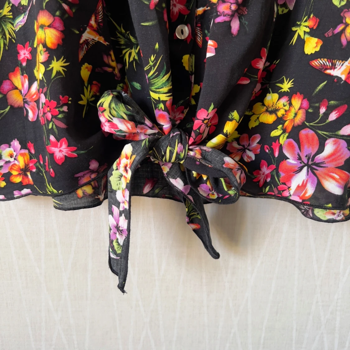 Blommig svart blus med knyt - 3