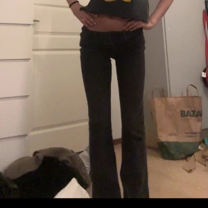 Gina Young bootcut Low waist jeans - Jätte fina lågmidjade jeans från Gina tricot Young! Mörk gråa jeans, har även så man kan spänna in jeansen i midjan! De är storlek 158 och passar mig som är 161cm! Skulle säga att det passar någon med storlek 32 och kanske även 34🙌 Super fint passform och väldigt sköna! De är inte så andvända kanske andvända 10 gånger? 🩷