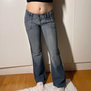 Lågmidjade bootcut jeans vintage 2000s lowwaist  - Lågmidjade vintage jeans. Storlek w27 l34. Dock tror jag att de har blivit avklippta då de är mycket kortare. Dock Inget jag gjort själv och inget som ser konstigt ut  Innerbenslängd: 77-78 midjemått:36-37. Köp sker via köp nu, jag postar inom 24h. Kvar tills markerad såld 