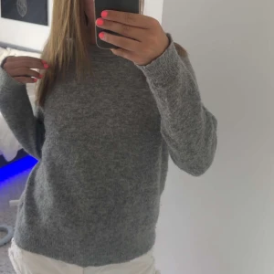 Grå stickad tröja från Zara - Mysig grå stickad tröja från Zara i storlek S. Tröjan har en klassisk rund halsringning och långa ärmar (aldrig kommit till användning). Vid  funderingar eller intresse kontakta mig!😁