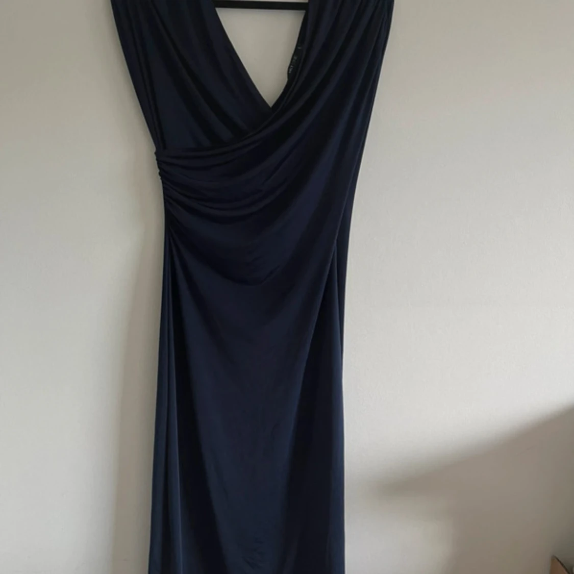 Mörkblå långklänning från NLY One