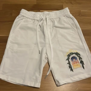 Casablanca shorts - Säljer ett par riktigt fina Casablanca shorts som passar perfekt till sommaren har använt dem ett tag förra sommaren. Dessa sitter slim och är väldigt bekväma. Priset kan diskuteras!