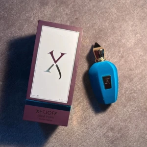 Xerjoff Erba Pura Eau de Parfum 100ml - Lyxig parfym från Xerjoff, Erba Pura, i en unik blå flaska med sammetslen yta och guldfärgad detalj samt svart topp. Flaskan rymmer 100ml. Kommer med originalkartong. KVITTO FINNS! Id bekräftelse finns kopplat till kvitto!